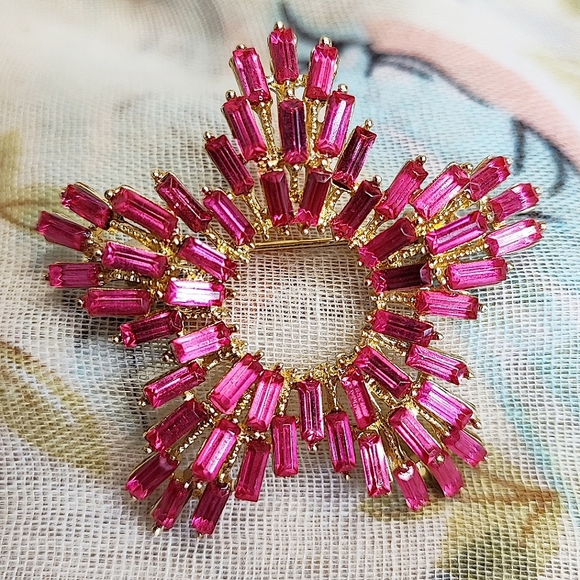 Hot Pink Gold Tone Contemporary Signed Unisex Baguette Rhinestone Brooch Pendant - Picture 1 of 8